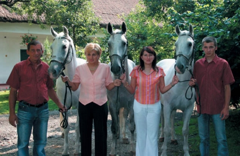 A Galambos család - Balról: Galambos Sándor, Galambos Sándorné Magdolna asszony, leányuk Galambos Rita, és fiuk Galambos Nándor