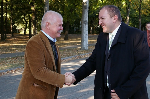 Bere Károly polgármester úr meghívásának örömmel tett eleget Csák János úr, (balra) Magyarország londoni nagykövete