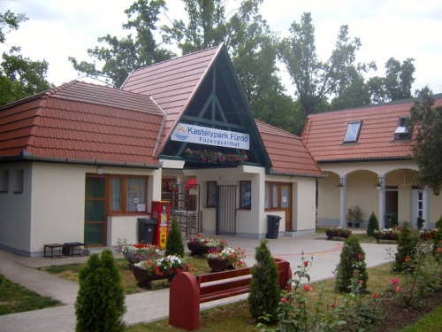A túra kindulási pontja a füzesgyarmati Kastélypark Fürdő - - Itt a fürdő főbejárata látható