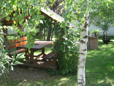 A pihenő padok a kertben
