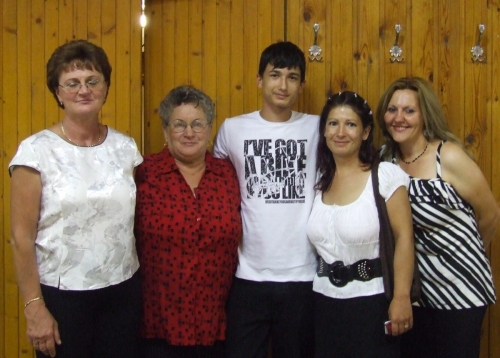 A képen balról jobbra: Várkonyiné Csáforda Éva, Botorné Ványi Margit, Varga Richárd, Varga Ferencné és Suchné Szabó Edit látható