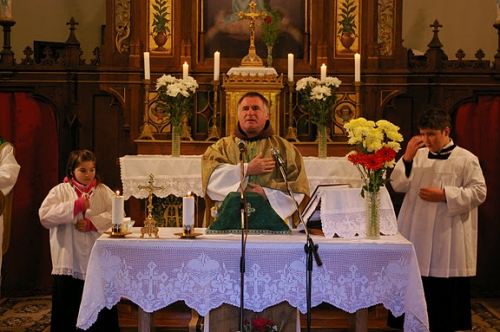 Böjte Csaba testvér, a Dévai Szent Ferenc Alapítvány alapítója a Katolikus kápolnában tartott szentmisét